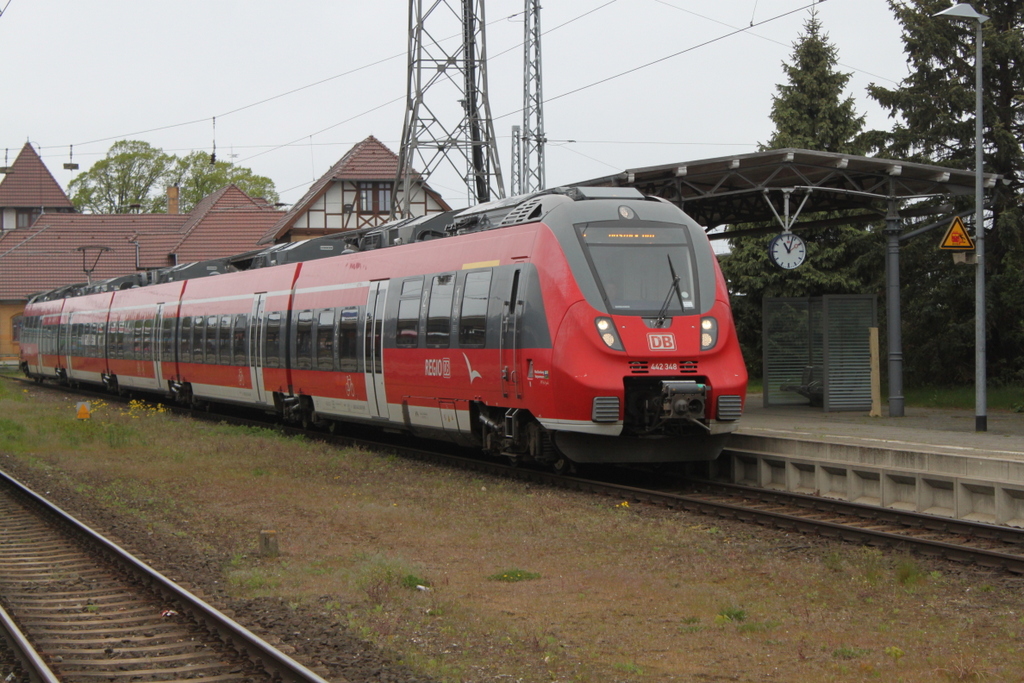 442 348 als S1(Warnemünde-Rostock)bei der Ausfahrt in Warnemünde inklusive Fernlicht für den Rostocker Fotografen.01.05.2019 