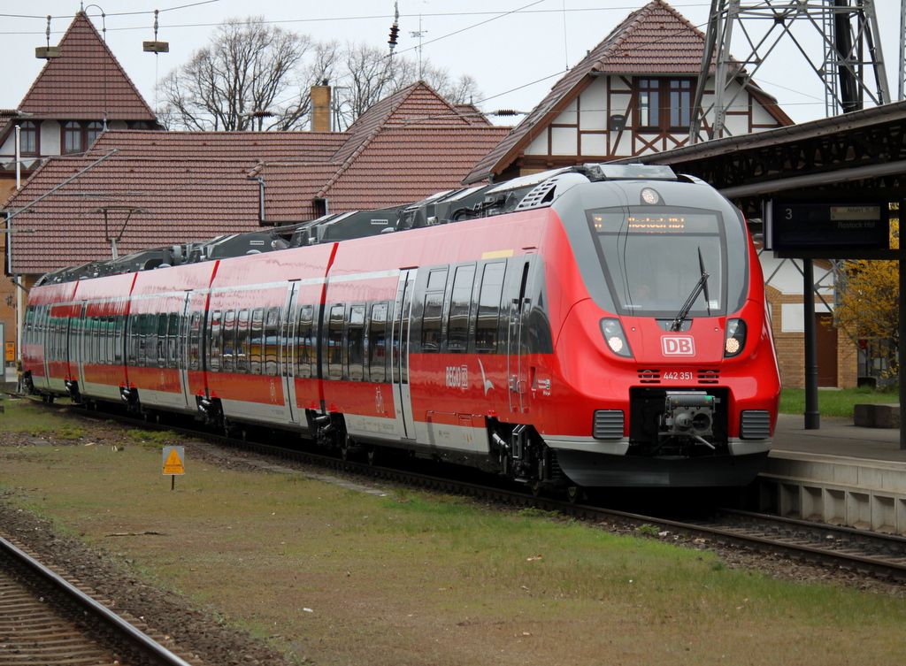 442 351-3 als S1 von Warnemnde nach Rostock Hbf kurz vor der Ausfahrt  im Bahnhof Warnemnde.04.04.2014 