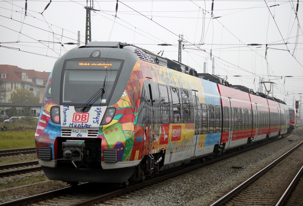 442 354-7 musste sich am 14.11.2014 im Rostocker Hbf ein Gleis mit 928 635-1 teilen. 