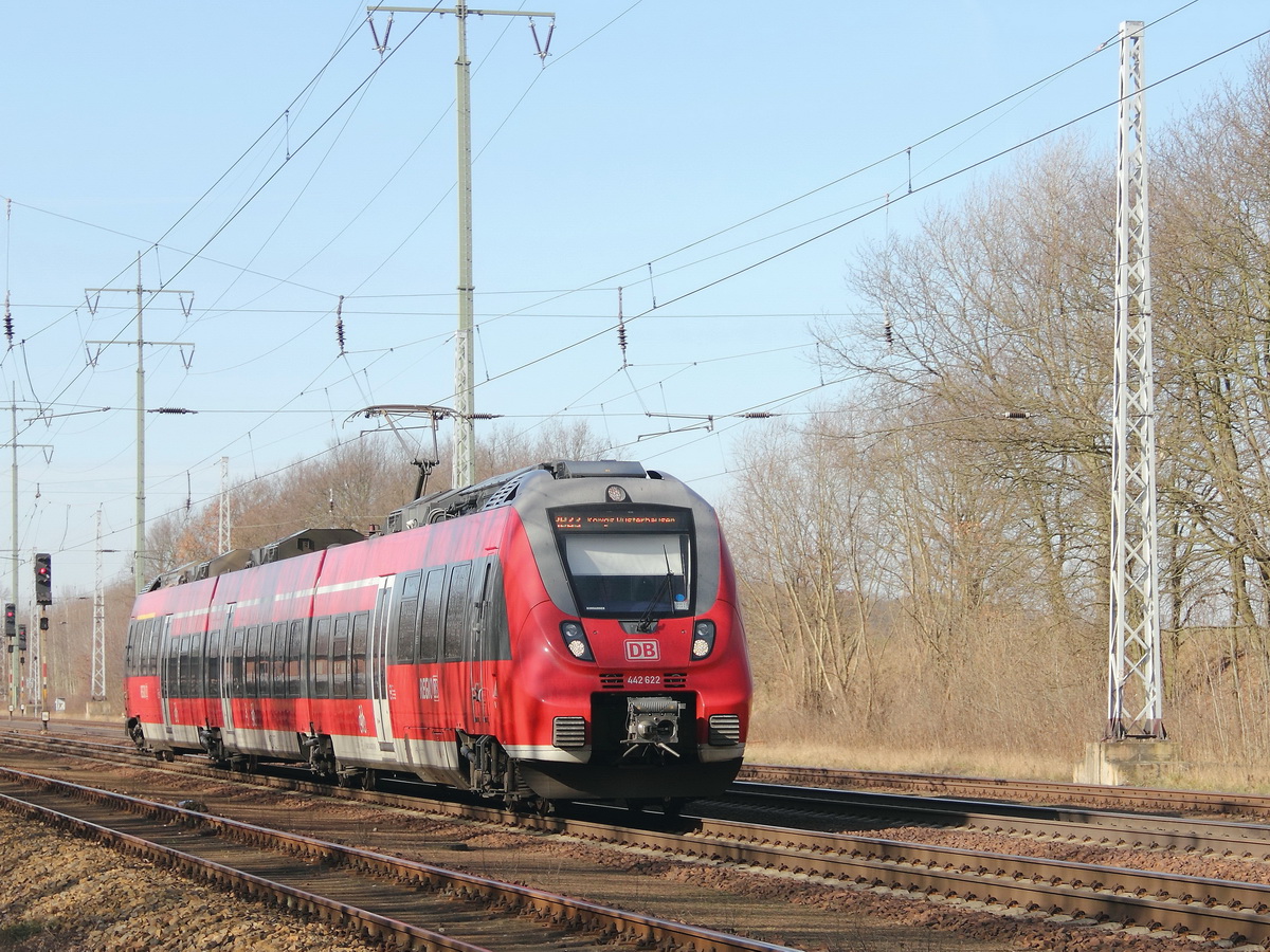 442 622 / 442 122 als RB 22 in Richtung Königs Wusterhausen über Flughafen Berlin Schönefeld am 08. März 2015 auf dem südlichen Berliner Außenring.   