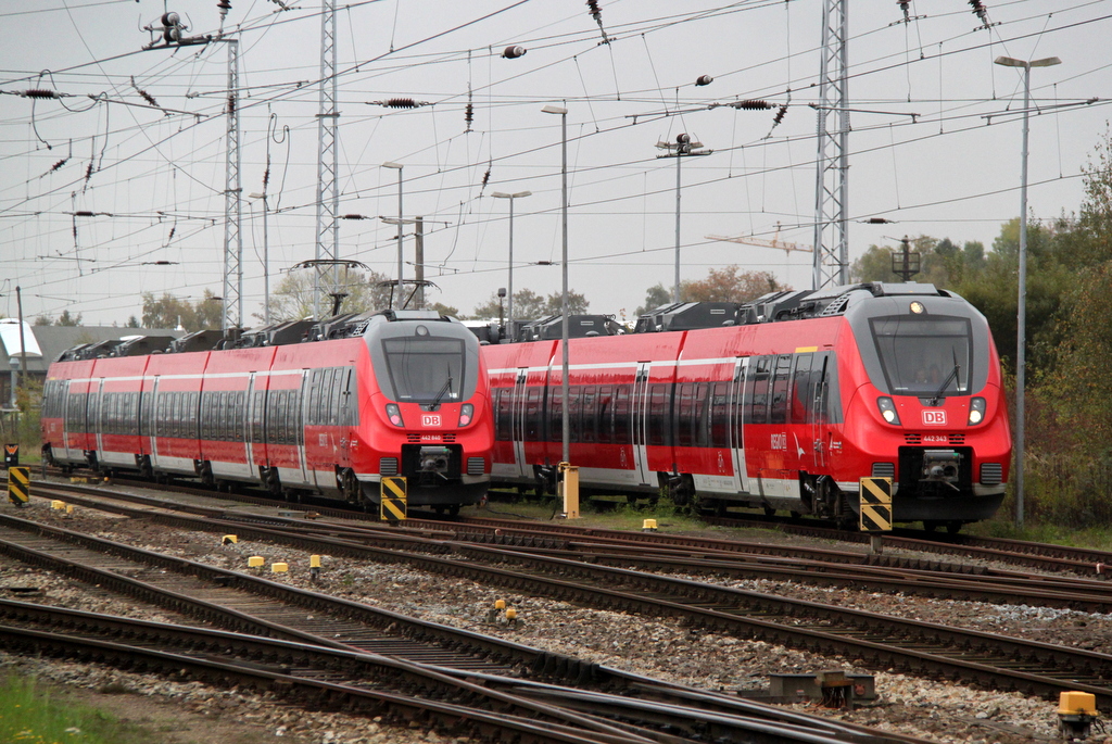 442 840-5 und 442 343-0 waren am 17.10.2014 im Rostocker Hbf abgestellt.