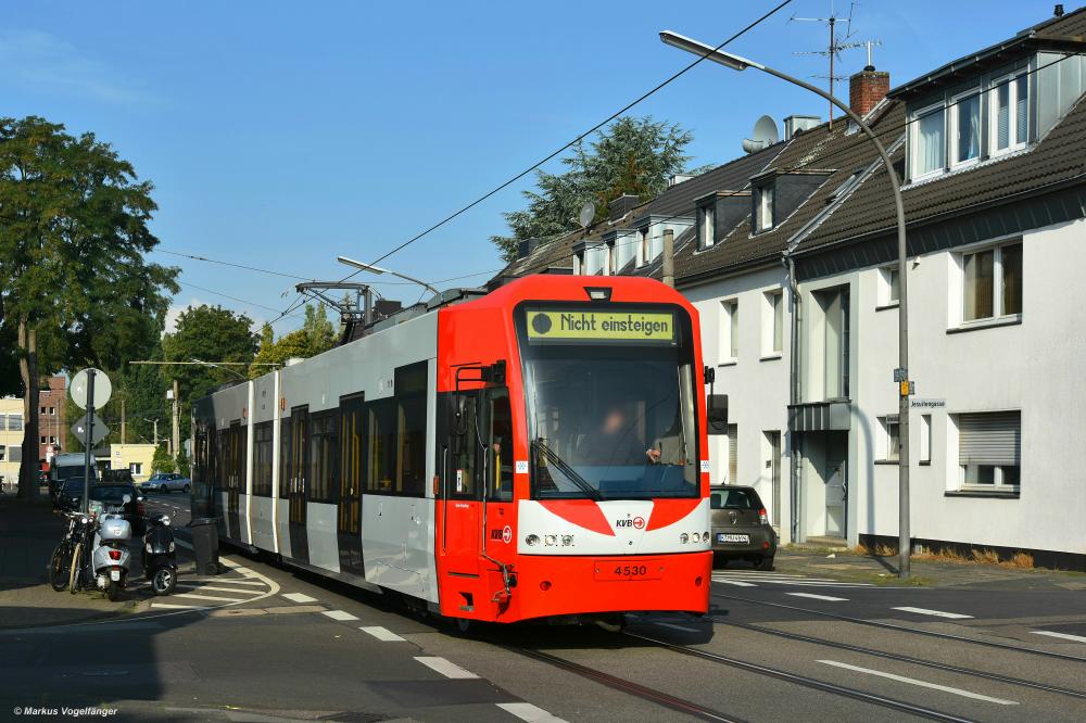 4530 hat nach einer Unfall-Reparatur eine Neulackierung erhalten. Hier zu sehen auf der Simonskaul am 30.08.2019.