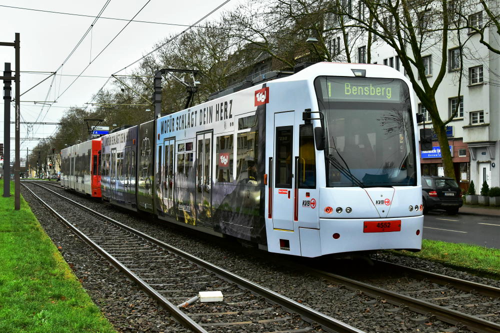 4552 mit neuer Ganzreklame  Tirol  auf der Aachener Straße auf Höhe des Maarweges am 25.01.2018. 