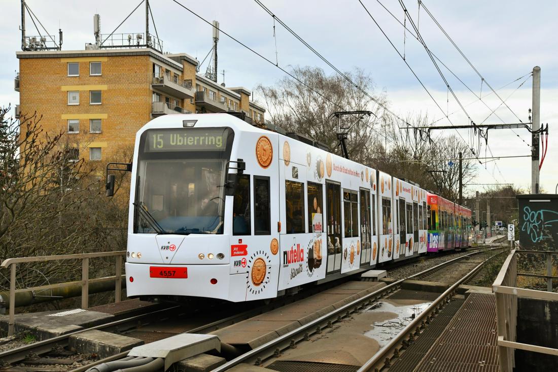 4557 wurde eine neue Ganzreklame  Nutella Biscuits  angebracht. Hier zu sehen auf der Neusser Straße in Köln am 30.12.2021.