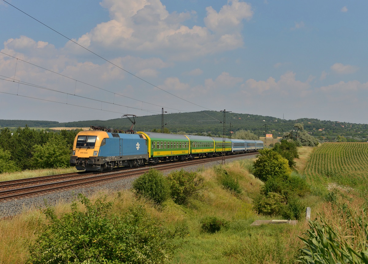 470 005 mit einem IC nach Sopron / Szombathely am 27.07.2013 bei Biatorbágy.