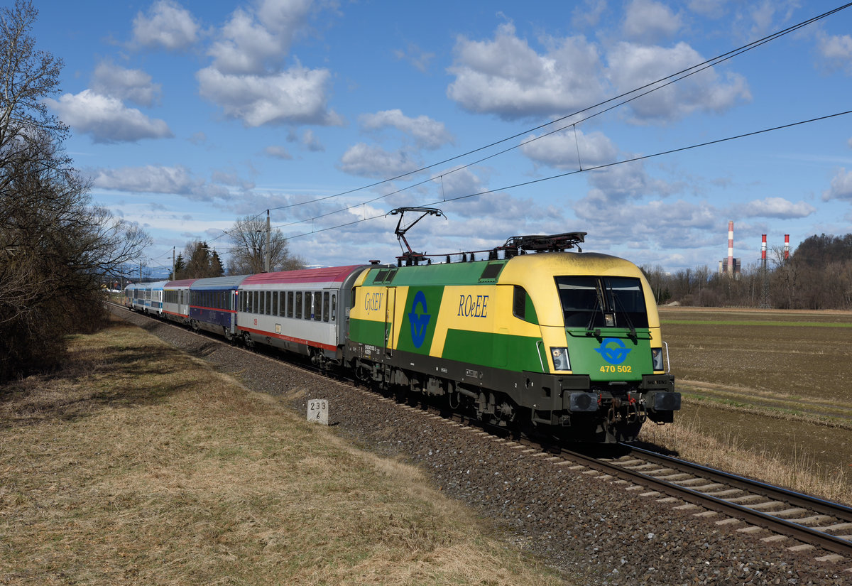  470 502  war am 15. März 2021 mit dem EC 151  Emona  von Wien Hbf. nach Spielfeld-Straß unterwegs und wurde von mir bei Wildon fotografiert. Im Hintergrund zu sehen sind die aktuell höchsten Bauwerke der Steiermark nämlich die jeweils 175 Meter hohen Schornsteine des Fernheizkraftwerkes bzw. jene des Gas- und Dampfkraftwerks Mellach.