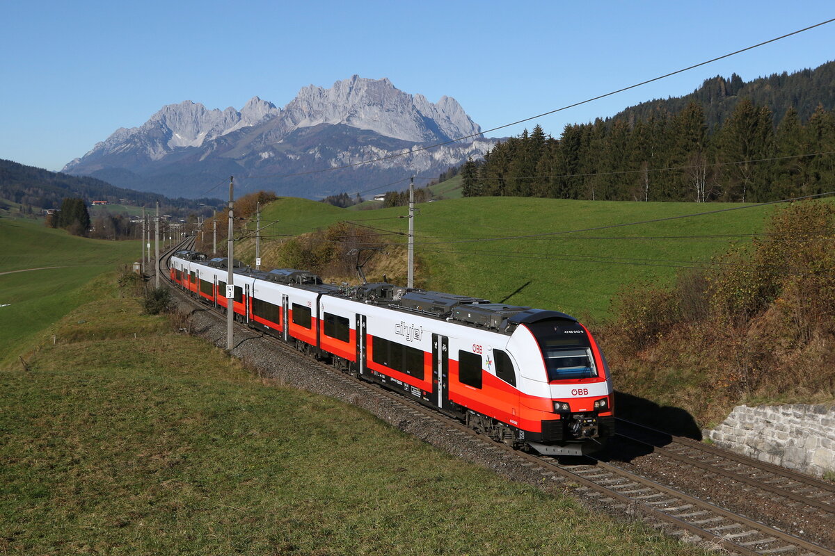 4748 042 war unterwegs nach Hochfilzen. Aufgenommen am 4. November 2024 kurz vor Fieberbrunn.