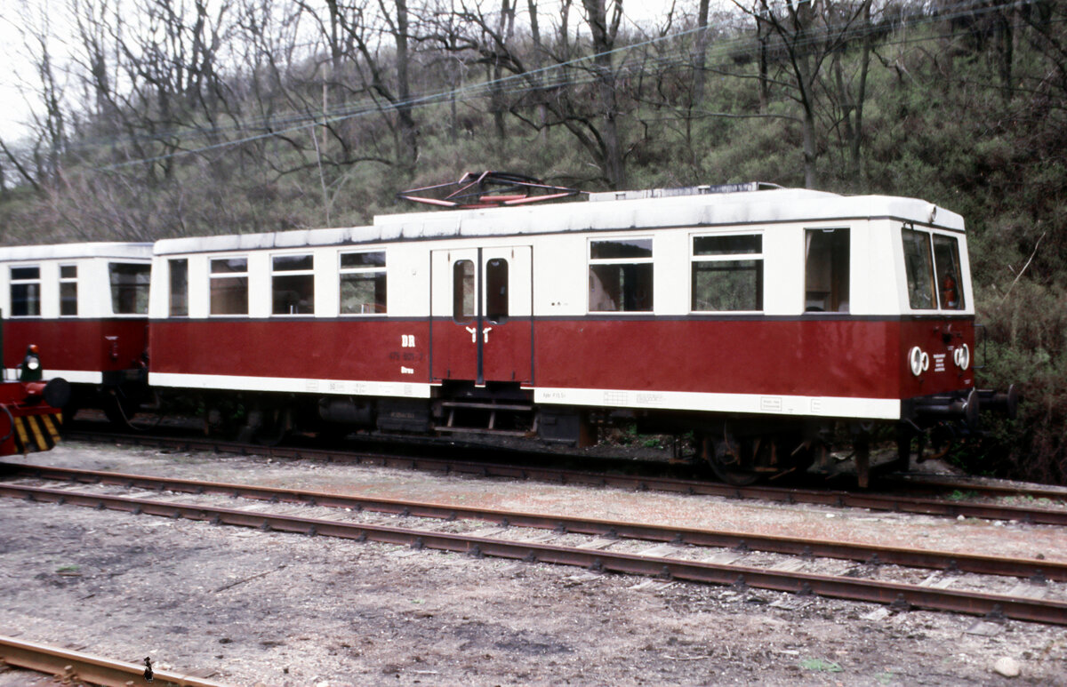 479 601, einer der drei Triebwagen der Buckower Kleinbahn, am 17.04.1994 im Endbahnhof Buckow/Märkische Schweiz.