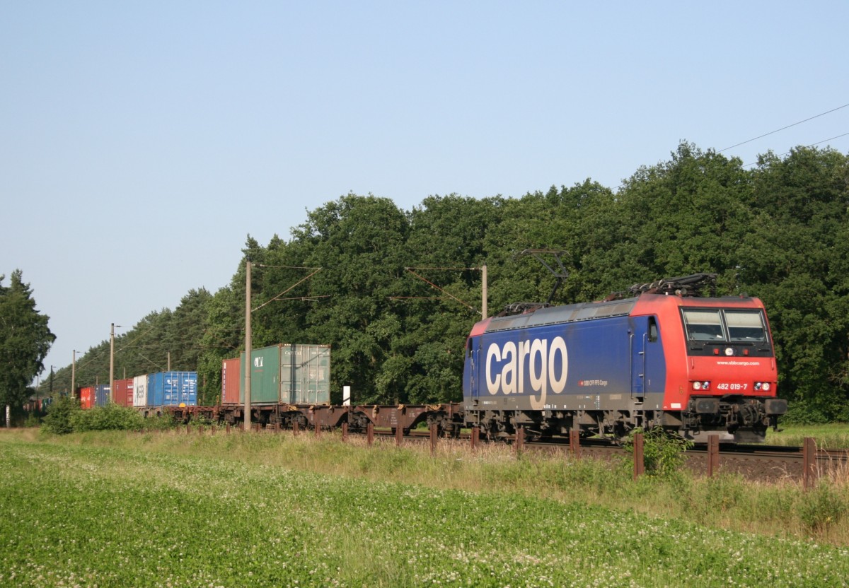 482 019 mit DGS 95349 (SBB, Hamburg-Waltershof–Nrnberg Hafen) am 09.07.2013 zwischen Maschen Rbf und Jesteburg