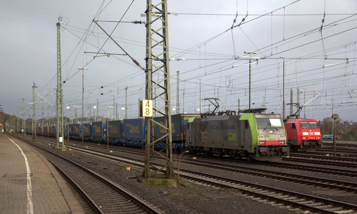486 510 von BLS steht in Aachen-West mit einem LKW-Zug aus Zeebrugge(B) nach Novara(I) und wartet auf die Abfahrt nach Köln. 
Aufgenommen vom Bahnsteig in Aachen-West. 
Am Morgen vom 13.3.2019.