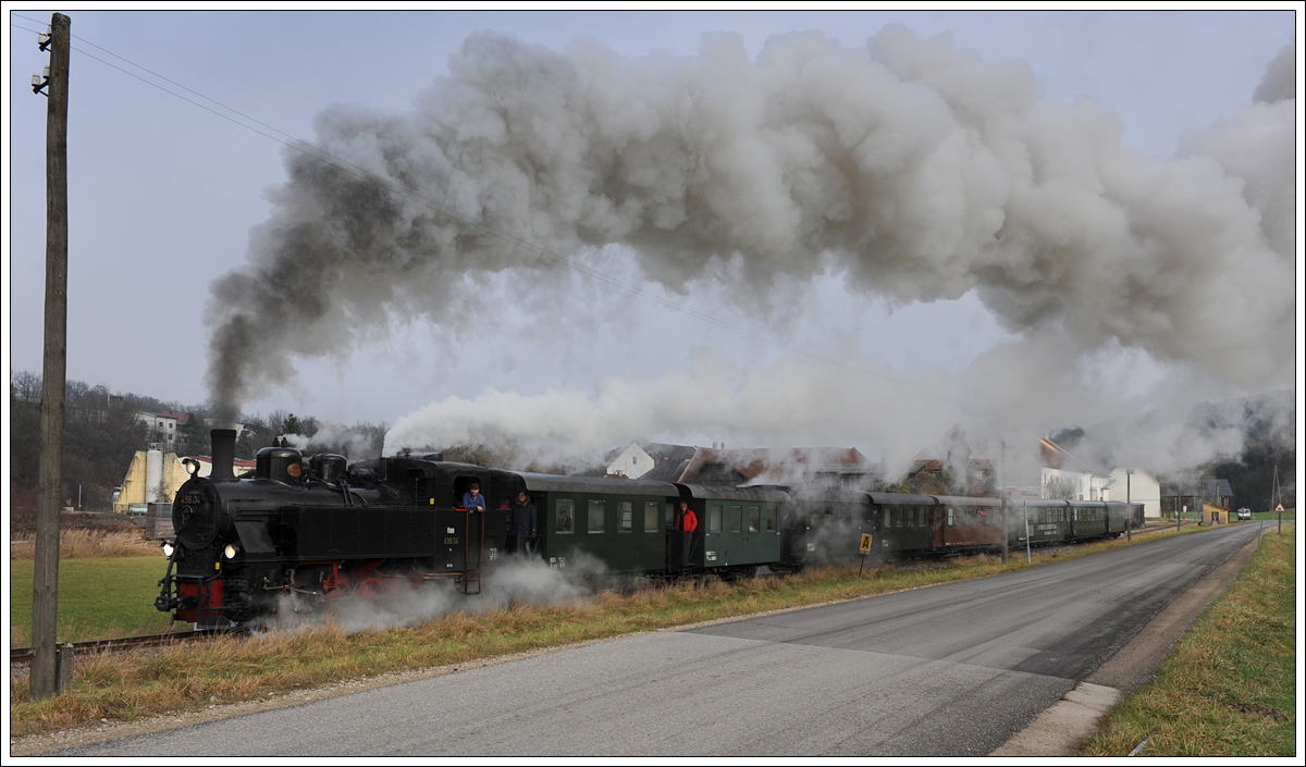 498.04 der ÖGEG am 8.12.2016 bei der Ausfahrt aus Sommerhubermühle.