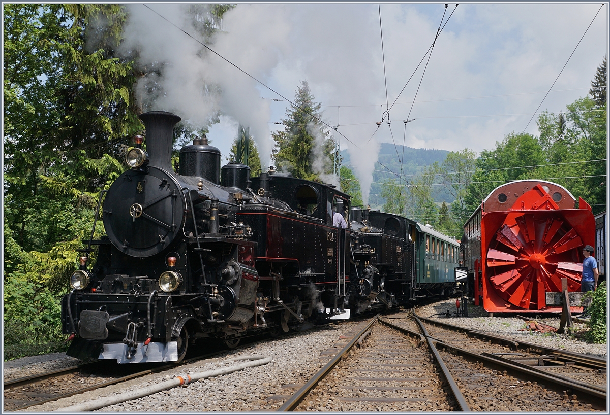 50 Jahre Blonay - Chamby; Mega Steam Festival: Die beiden HG 3/4 n° 4 und N° 3 erreicht mit ihrem Dampfzug Chaulin. Während die BFD HG 3/4 N° 3 der B-C gehört, nimmt die FO HG 3/4 N° 4 der Dampfbahn Furka Bergstrecken (DFB) als Gastlok an den Feierlichkeiten teil.
19. Mai 2018