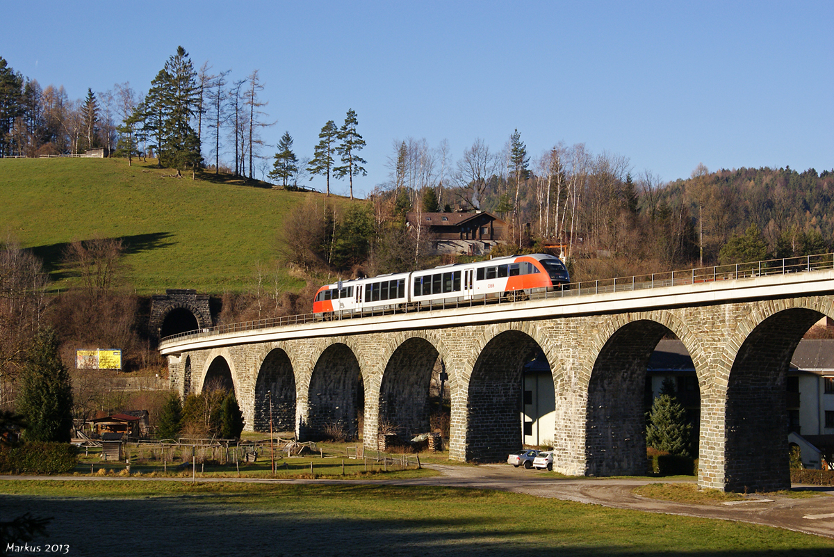 5022 003 als REX/R2711 (Wr.Neustadt Hbf - Fehring) überquert am 14.12.2013 das Murtalbachviadukt bei Aspang.