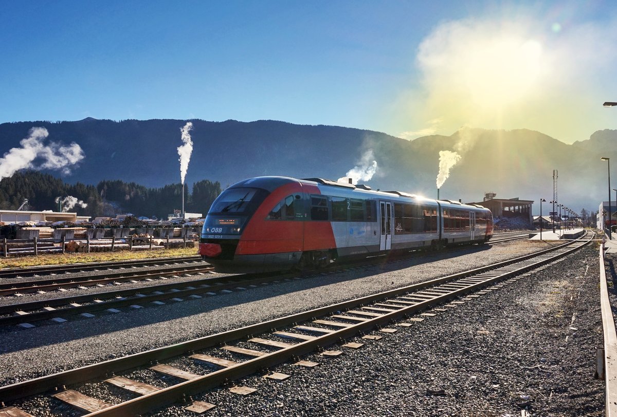 5022 023-3  Hermagor-Pressegger See  fährt als R 4814 (Kötschach-Mauthen - Villach Hbf) aus dem Bahnhof Hermagor aus.
Aufgenommen am 8.12.2016.