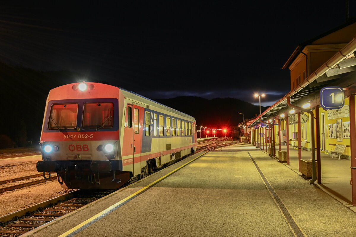 5047 052 nach Ankunft mit einem Regionalzug in Aspang Markt im Jänner 2025.