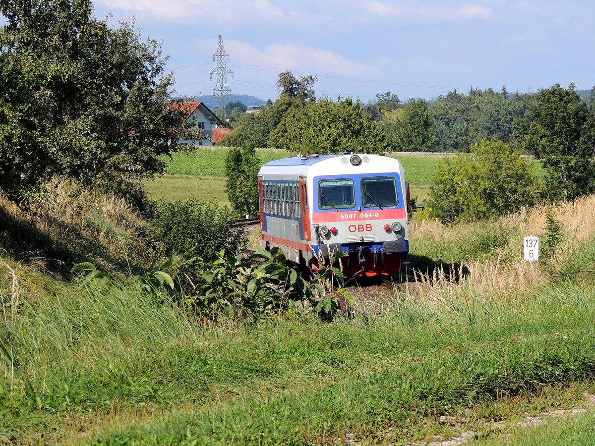 5047 064-0 rattert als R3475 bei KM137-6 durch Botanik der Hausruckbahn; 240902