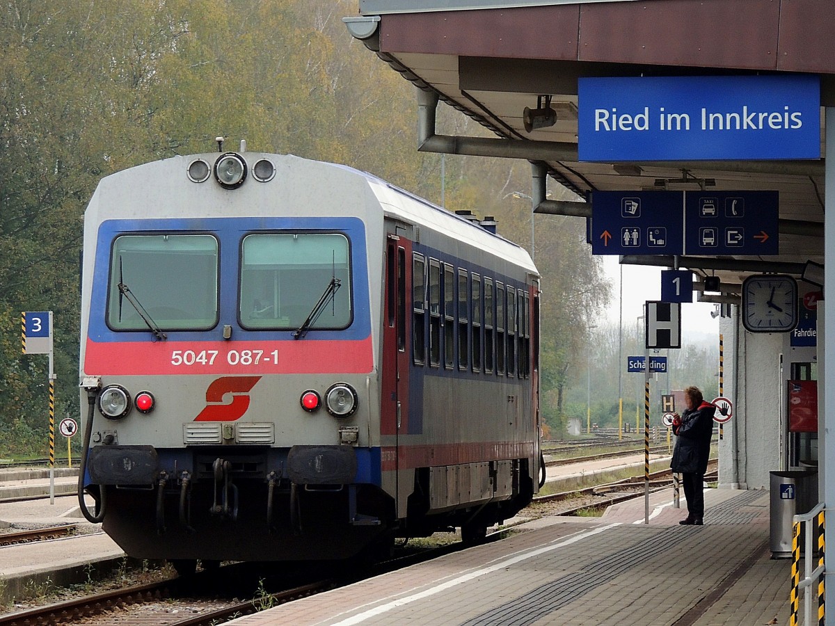 5047 087-1, der letzte Pflatschträger am Rieder-Kreuz, steht am Bhf. Ried als R3479 zur Abfahrt bereit; 141025