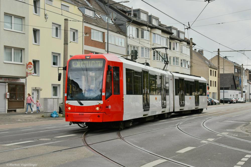 5112 wurde in die aktuellen KVB-Farben lackiert. Hier in Köln auf der Kreuzung Neusser Straße/Simonskaul am 03.08.2021.