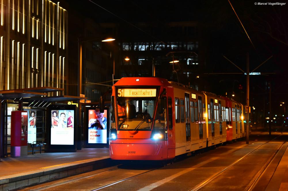 5301 und 5302 gekuppelt auf dem Neumarkt in Köln am 24.03.2021.