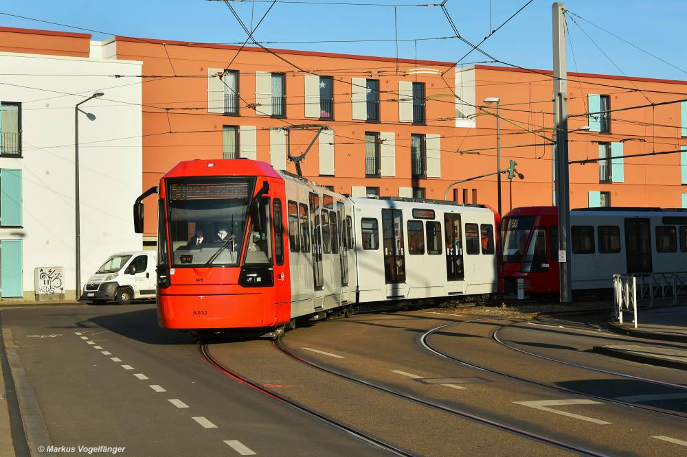 5302 und 5301 auf der Kreuzung Margaretastraße/Rochusstraße in Köln am 30.03.2021.