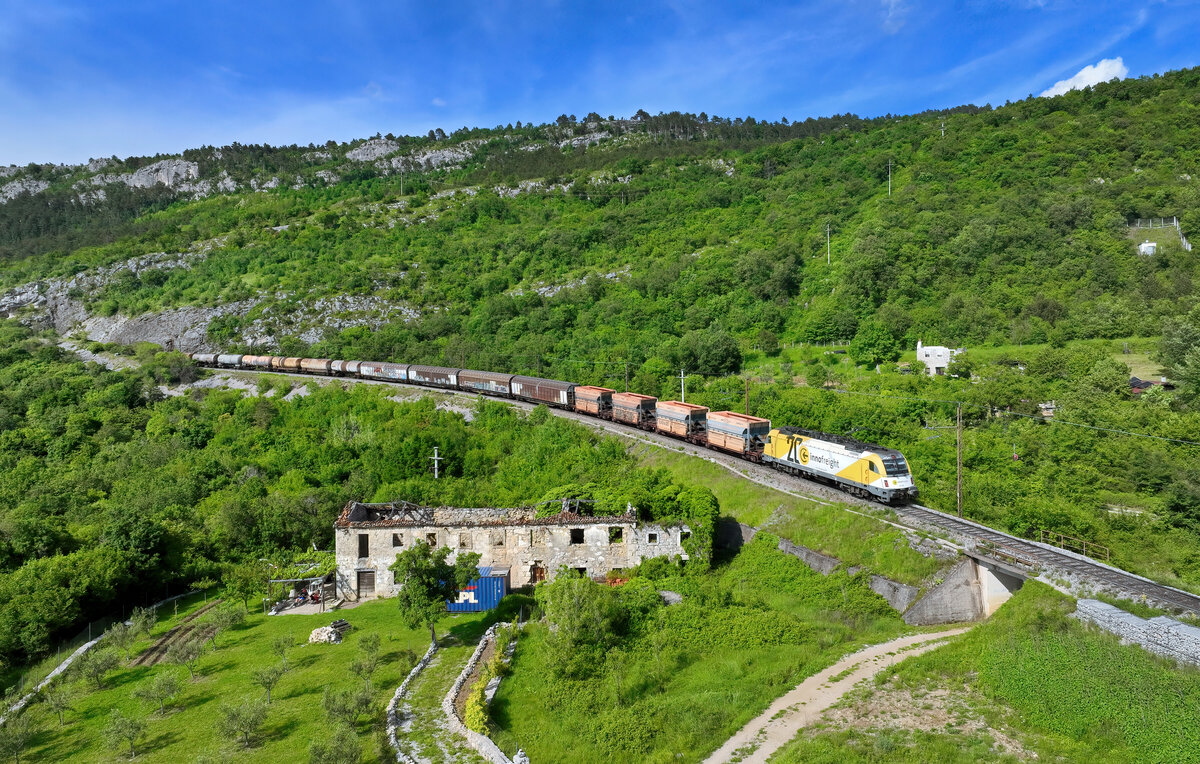 541 002 mit einem Güterzug am 11.05.2024 bei Zanigrad.