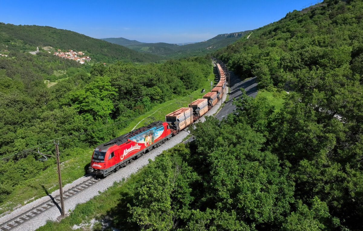 541 013 mit einem Erzzug am 10.05.2024 bei Hrastovlje.