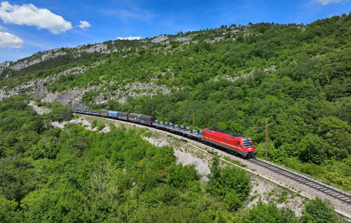 541 018 mit einem Güterzug am 11.05.2024 bei Zanigrad.