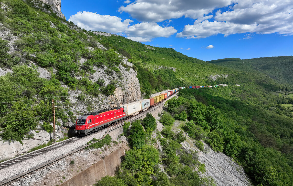 541 106 mit einem Containerzug am 10.05.2024 bei Zanigrad.