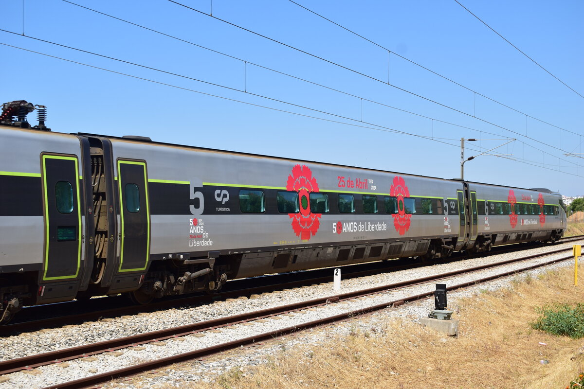 544 003-6 erreicht als IC 180 Porto - Faro seinen Zielbahnhof Faro. Der Triebzug trägt seit kurzem eine Beklebung welche an die Nelkenrevolution vor 50Jahren erinnert und am 25.4.1974 die letzte Diktatur in Europa beendete. 

Faro 25.06.2024