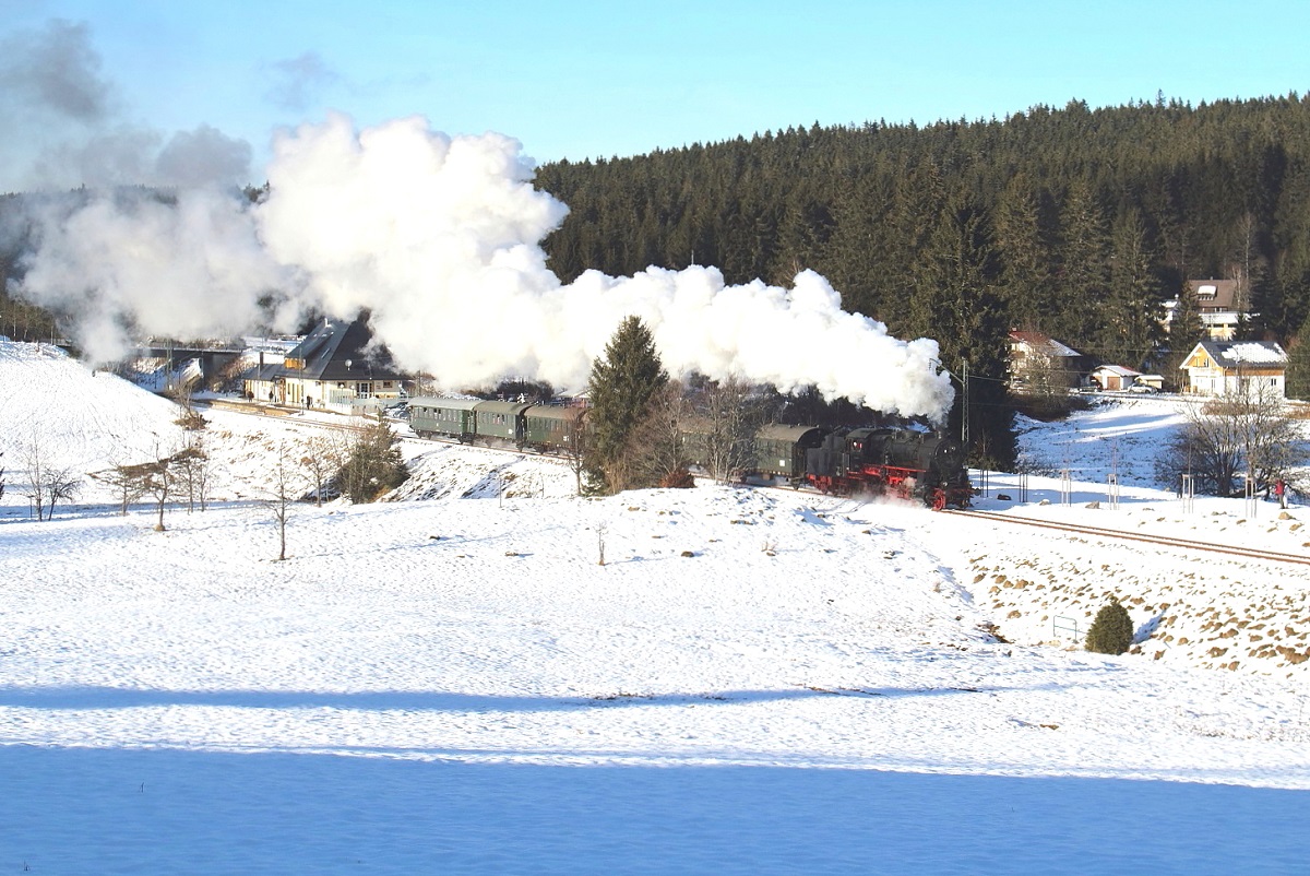 58 311 fährt am 30.12.2013 aus Falkau-Altglashütten aus