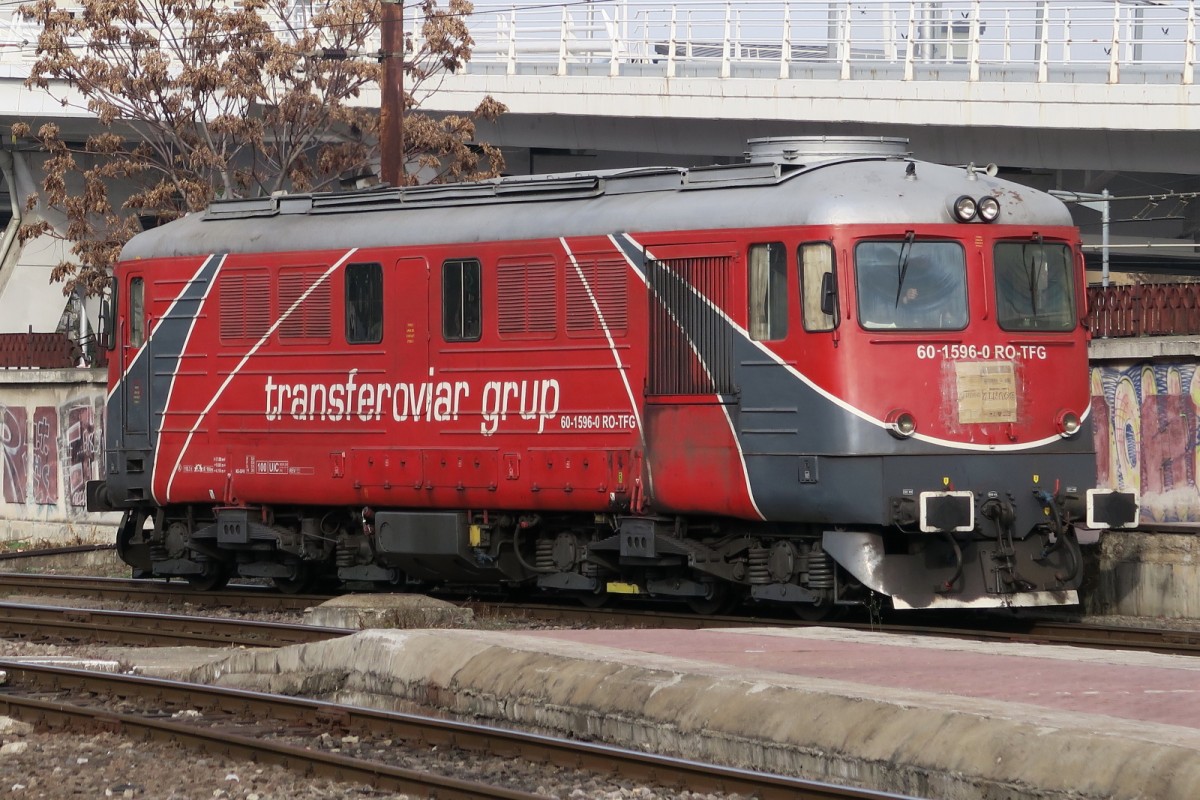 60-1596-0 RO-TFG mit transferoviar grub Aufschrift. Am 21.11.2015 in Bukarest Gara du Nord.