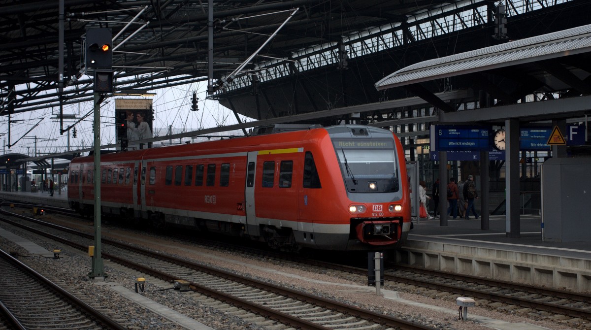 612 100 gerade eben in Erfurt Hbf  angekommen, noch  Nicht Einsteigen , um dann wenige Minuten später mit einem andern 612 gekuppelt zu werden um als RE nach Greiz  bzw. Altenburg zu fahren. 29.03.2014  08:24 Uhr.