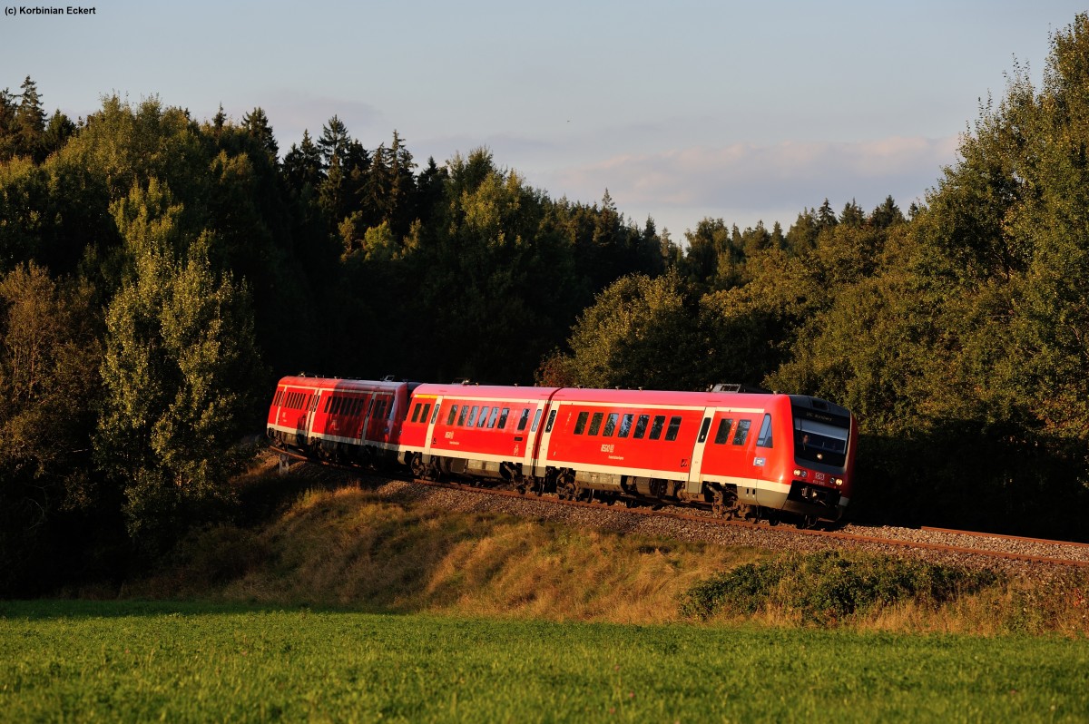 612 986 mit dem umgeleiteten IRE 5290 von Dresden nach Nürnberg im schönsten Abendlicht bei Oberteich, 27.09.2013