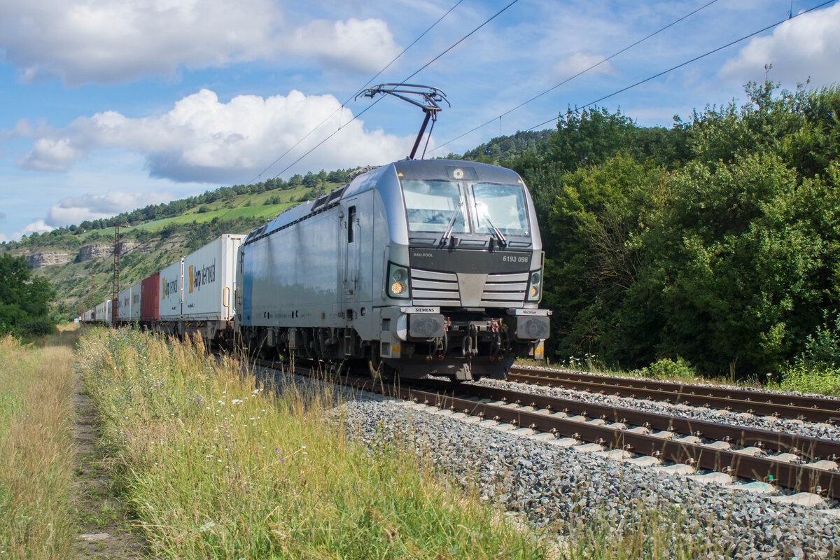 6193 098-1 mit einem Aufliegerzug bei Thüngersheim am 17.07.2024.