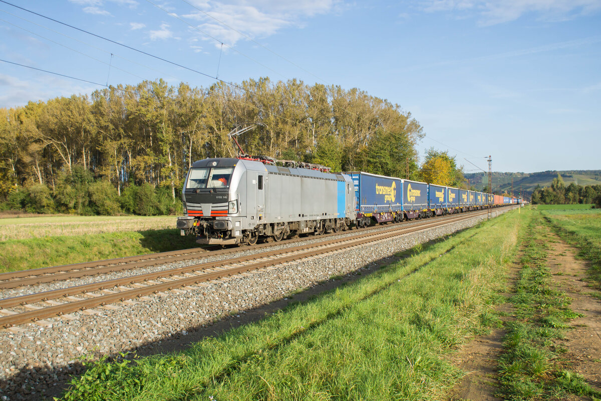 6193 145-0 ist mit einem Walterzug bei Retzbach.Z. unterwegs,gesehen am 16.10.2024.