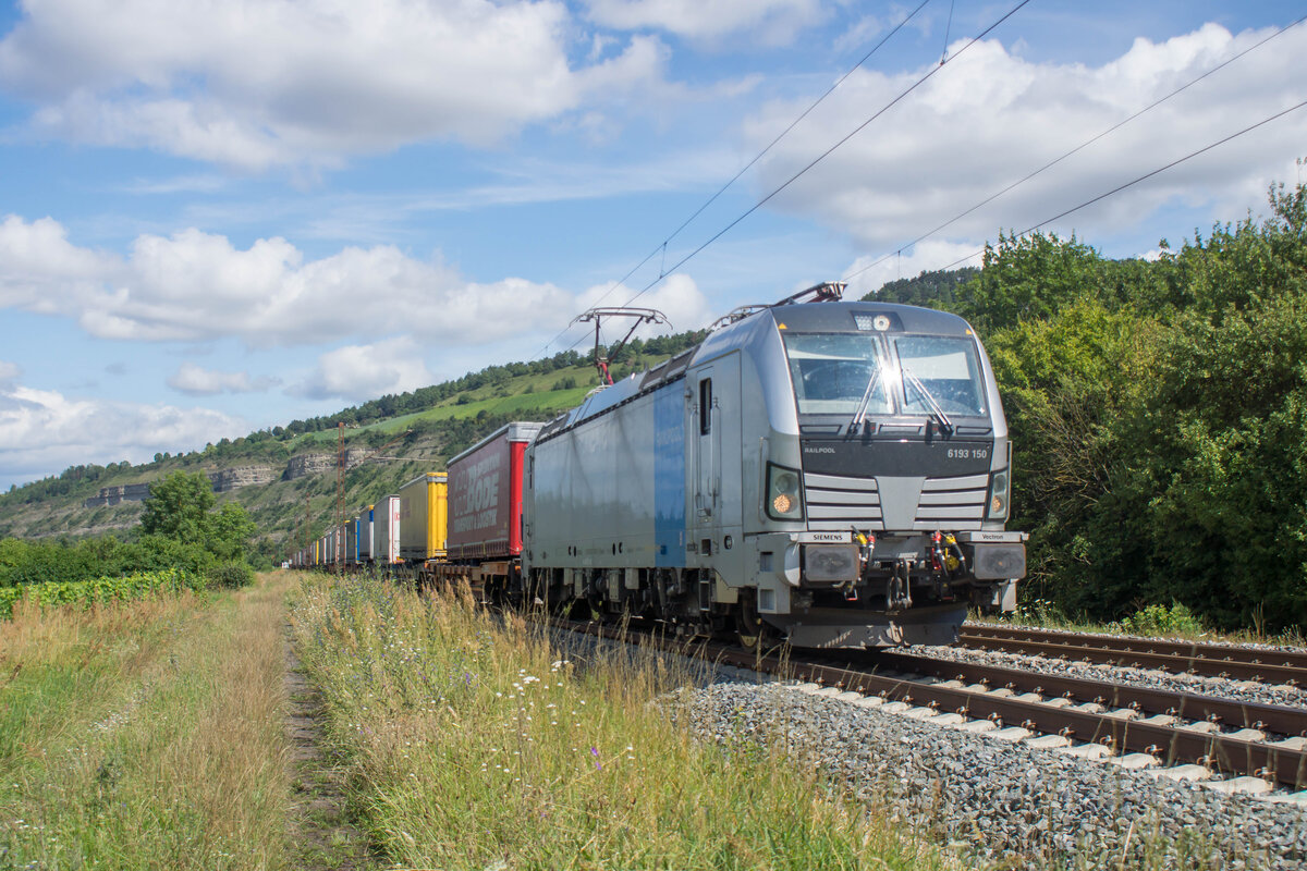 6193 150-0 mit einem Aufliegerzug bei Thüngersheim am 17.07.2024.