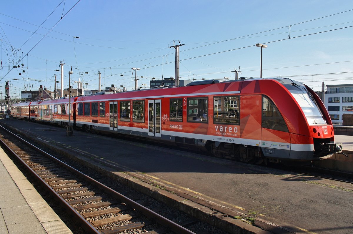 620 528-9 fährt am 3.7.2017 als RE22 (RE11323)  Eifel-Express  von Köln Messe/Deutz nach Philippsheim aus dem Kölner Hauptbahnhof aus.