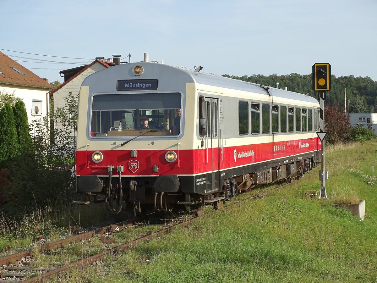 626 413 (NE81) der Schwäbischen Albbahn (SAB) am 17.09.23 aus Gerstetten bei der Einfahrt in den Bahnhof Amstetten.