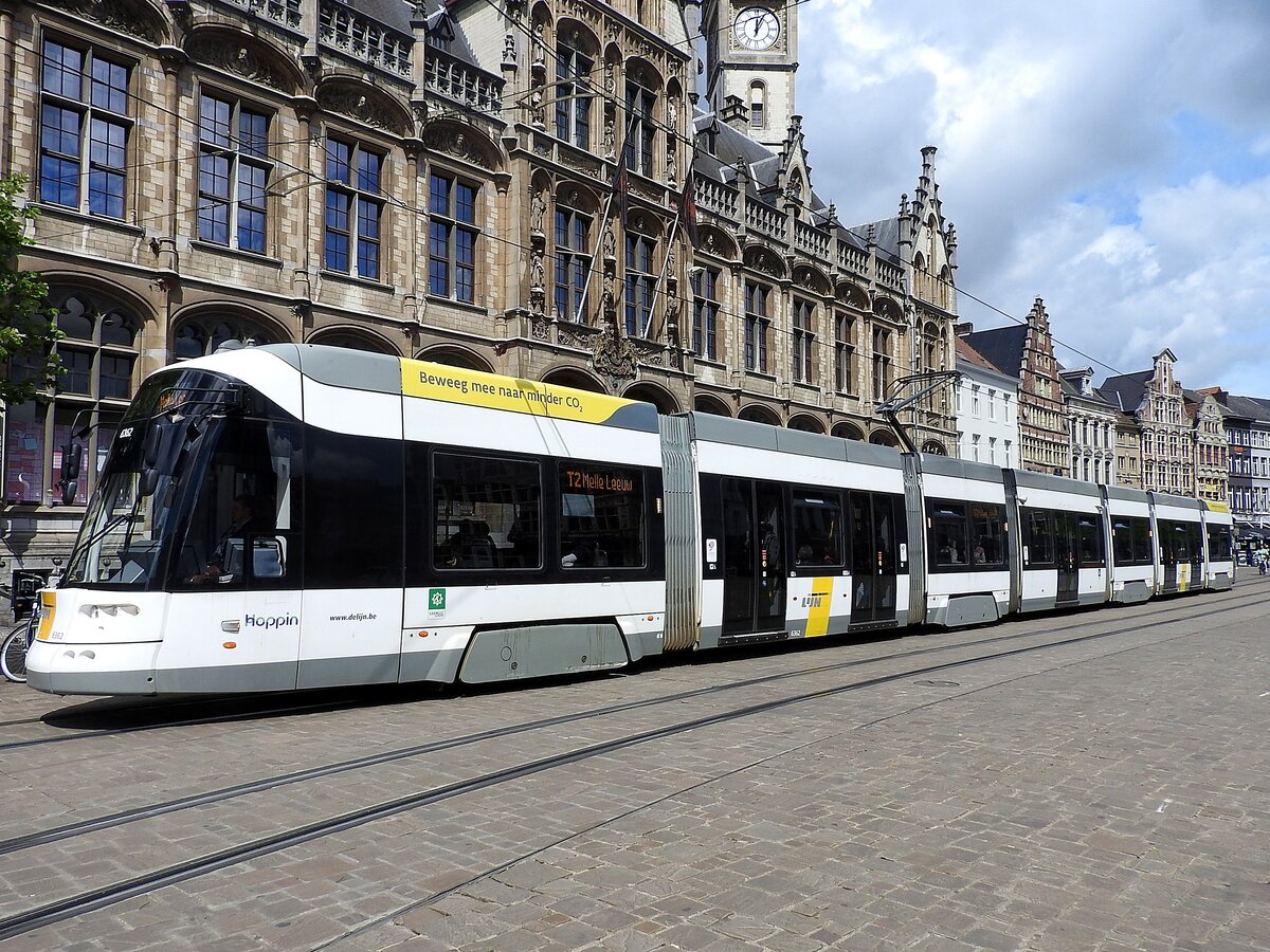 6362 ist als T2 Melle-Leevw in der malerischen Innenstadt von Gent unterwegs; 240612
