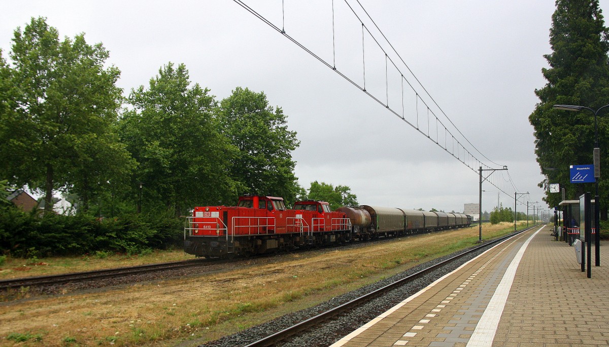 6413  Foeke  und 6433  Han  beide von DB Schenker kommen mit einem Kurzen gemischten Güterzug aus Köln-Gremberg(D) nach Geleen-Lutterade(NL) und fahren in Geleen-Lutterade(NL) ein.
Bei Regenwetter am Mittag vom 14.7.2015.