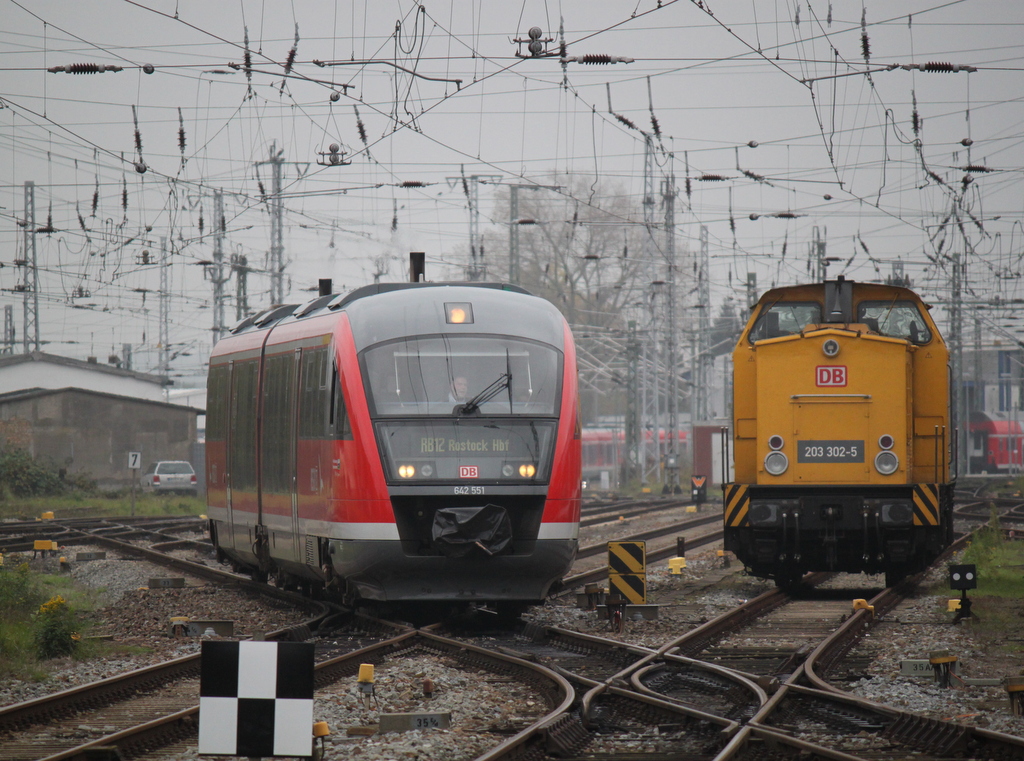 642 551-5 als RB 12(RB 13234)von Graal-Mritz nach Rostock Hbf bei der Einfahrt im Rostocker Hbf.recht´s stand die 203 302-5 rum und wollte nicht arbeiten.18.10.2014 