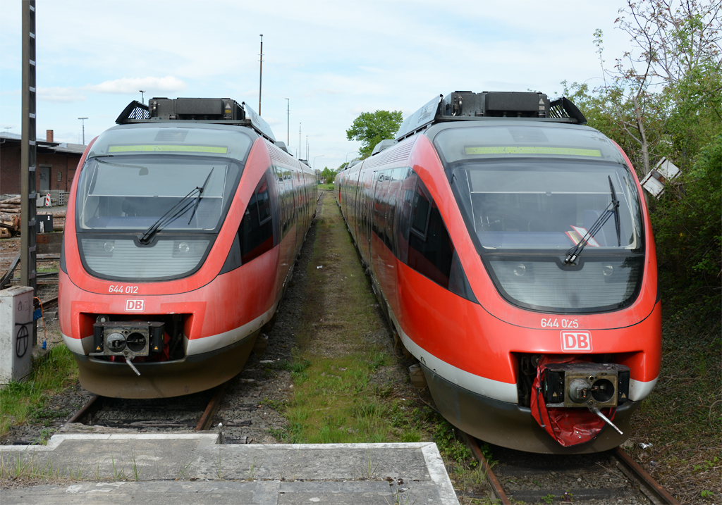 644 01 und 025 auf dem Abstellgleis am Rande vom Bf Euskirchen (überwiegend durch  BR 620 ersetzt) - 04.05.2015