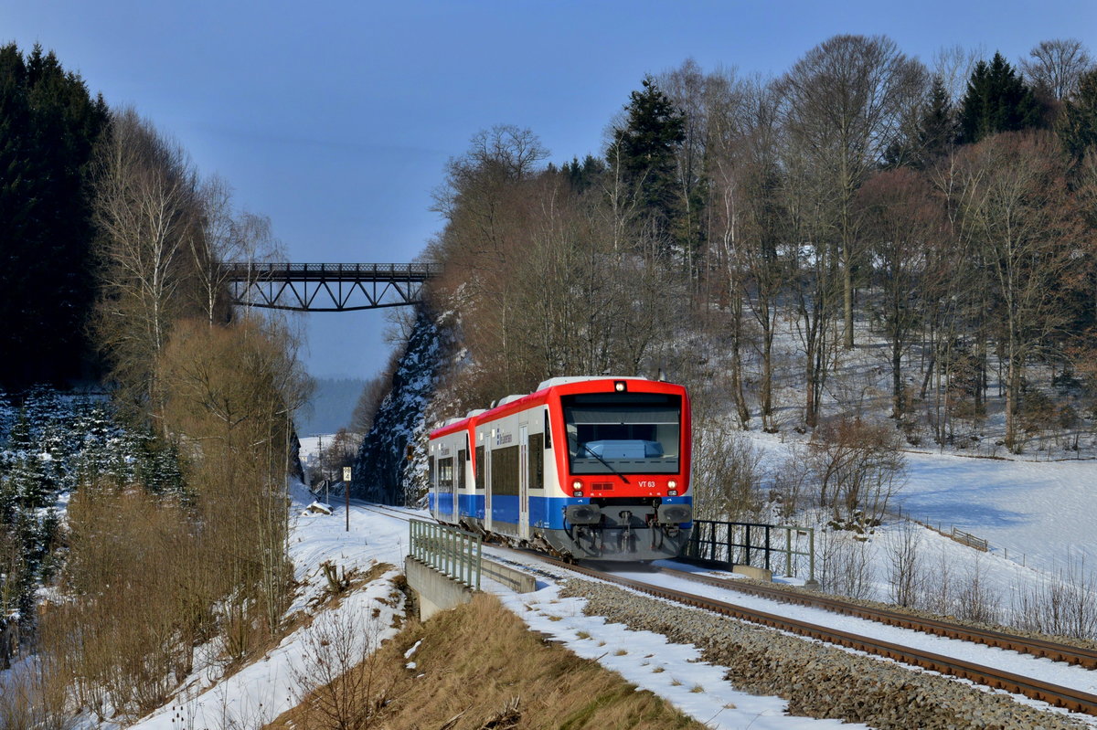 650 563 (VT 63) + 650 565 (VT 65) als RB nach Bayerisch Eisenstein am 15.02.2013 bei Zachenberg. 