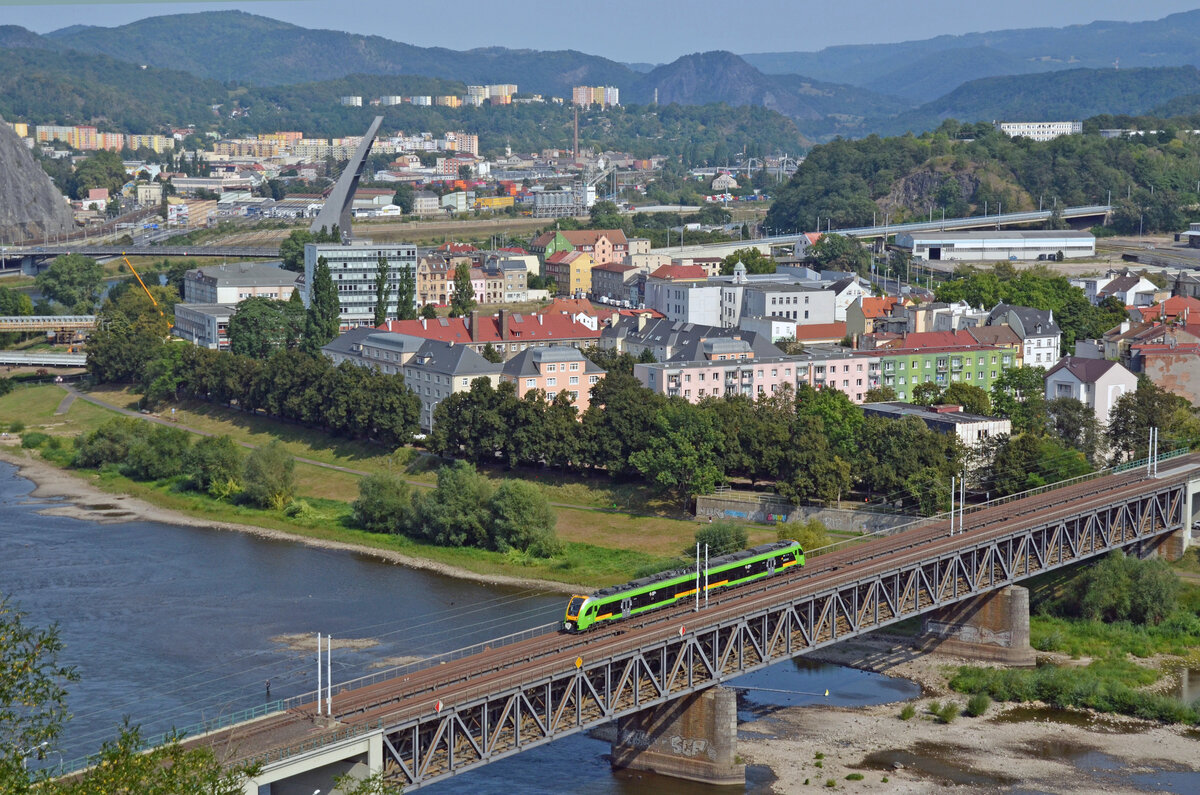 654 001 der Regiojet rollt am 31.08.24 als IC 6469 mit Ziel Usti-Zapad über die Labebrücke. Fotografiert von der Vetruse aus.