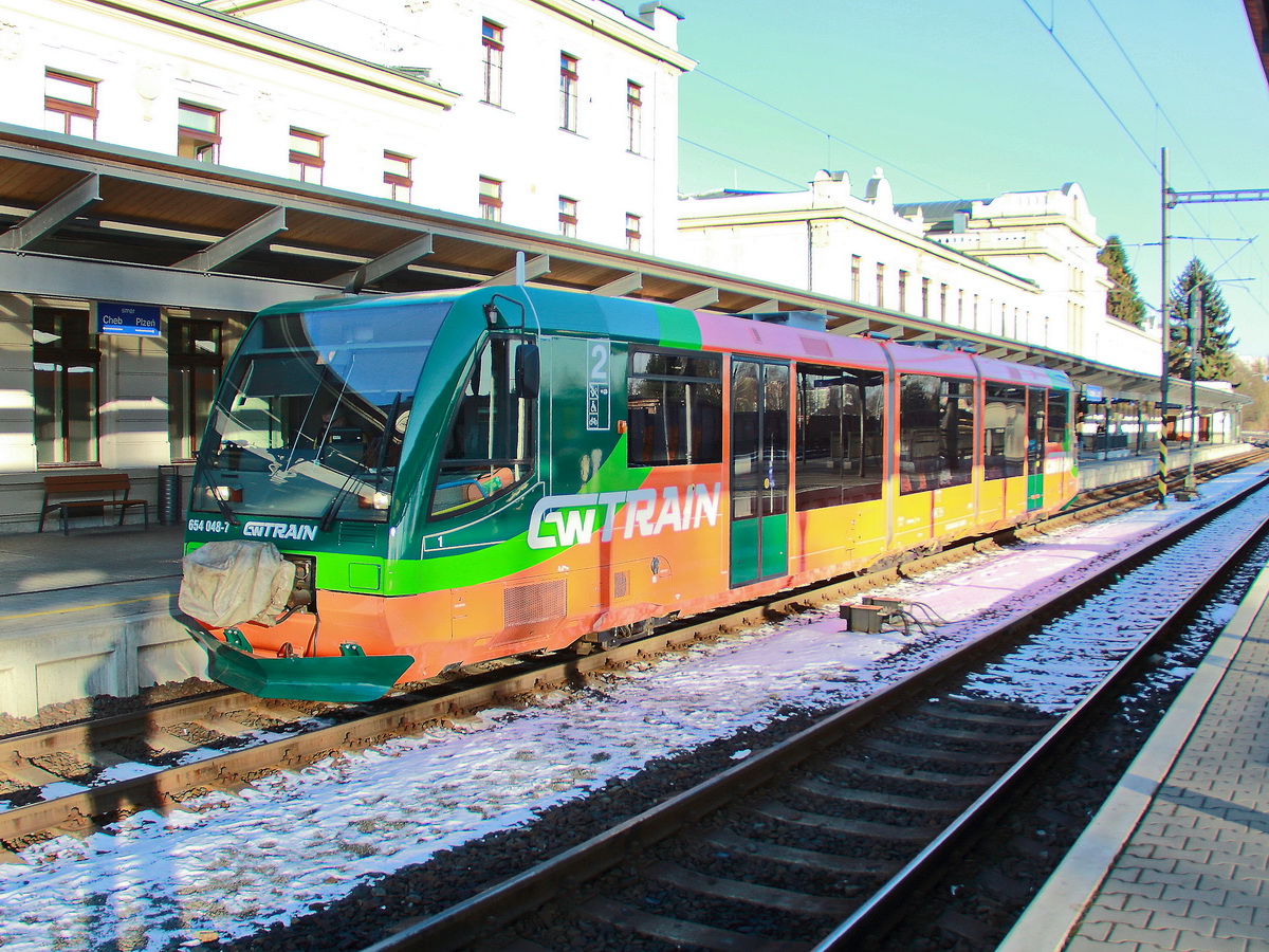 654 048-7 als Os 7110 nach Karlovy Vary dolni n. am 25. Februar 2018 in Marienbad.