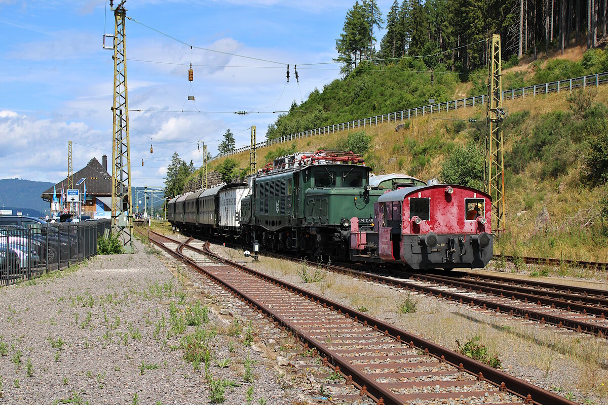 654 586-7 (323 878-9) der IG 3-Seenbahn zieht E94 088 mit ihrem Sonderzug in den Museumsbahnhof Seebrugg zum Umsetzen der Lok für die nächste Talfahrt nach Titisee. (23.07.2023)