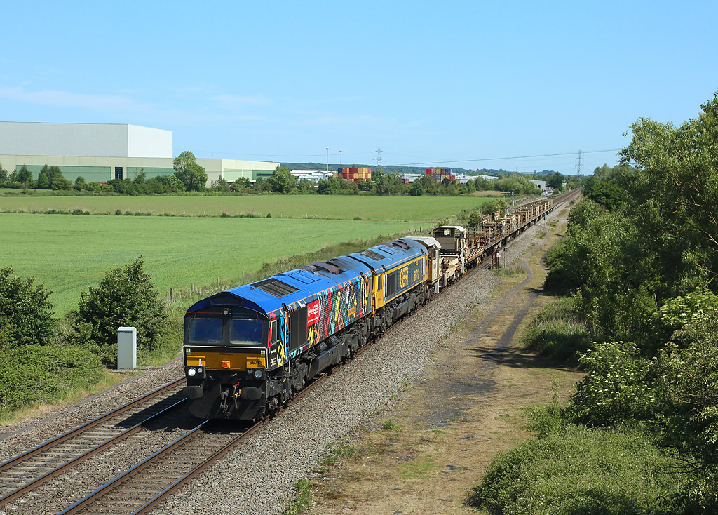 66718 approaches Wichnor Junction whilst working 6X01 from Doncaster Down Decoy Yard to Eastleigh, 25 May 2020.

66712 is being hauled dead in the consist