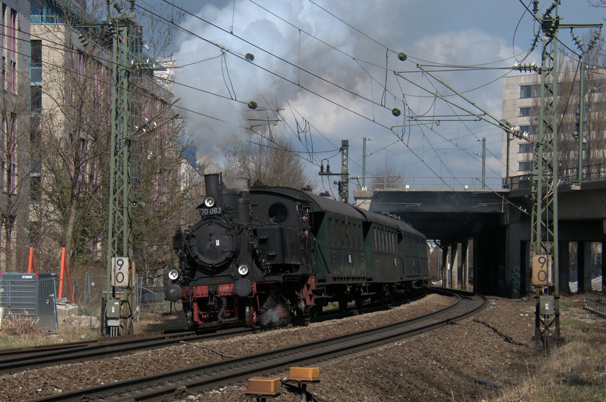 70 083 am 05.04.15 bei der Ausfahrt München Ost