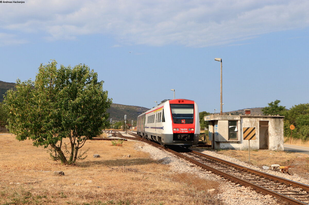 7123 005/7123 006 als IC 520 (Split-Zagreb Glavni kolodvor) in Perkovic 23.8.21