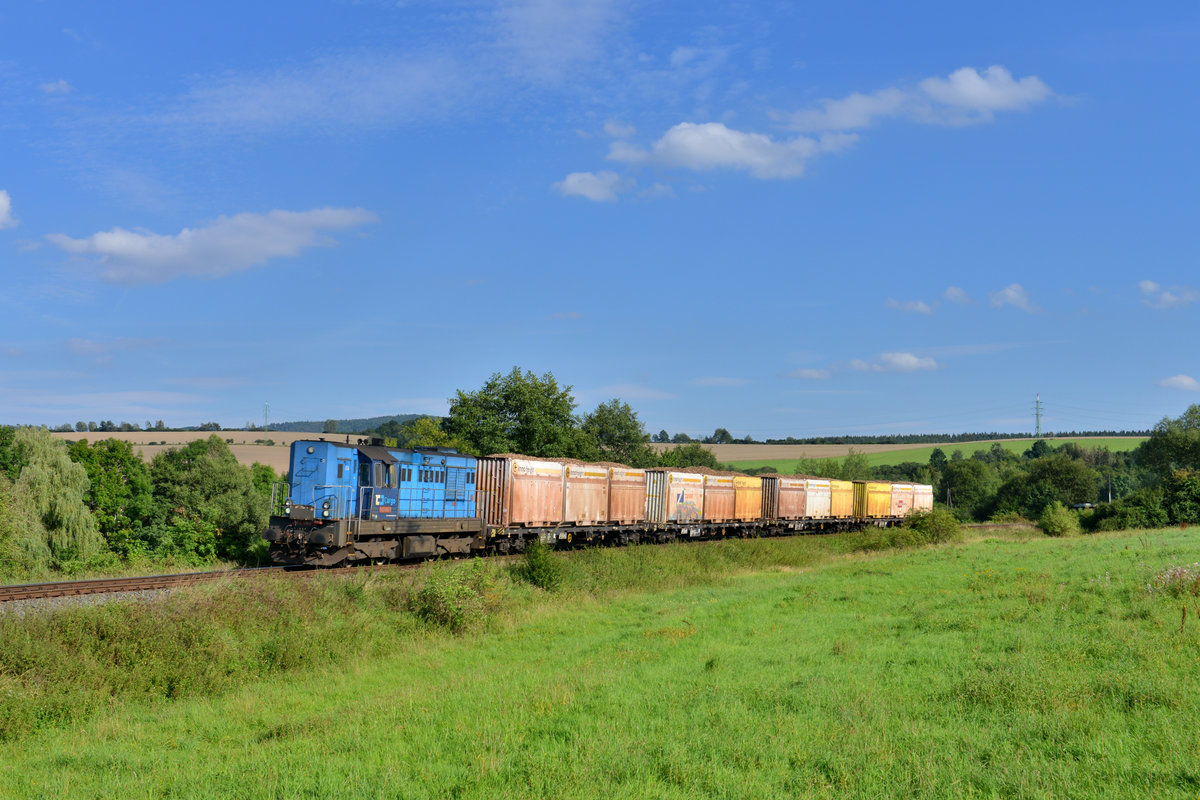 742 068 mit einem Hackschnitzelzug am 16.08.2016 bei Milavce. 